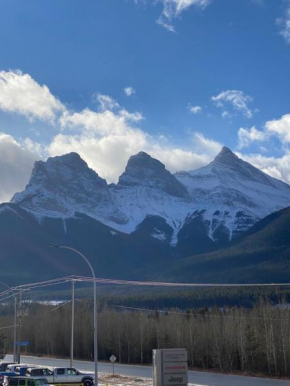 Amazing mountain views 1bd Apartment Canmore Banff